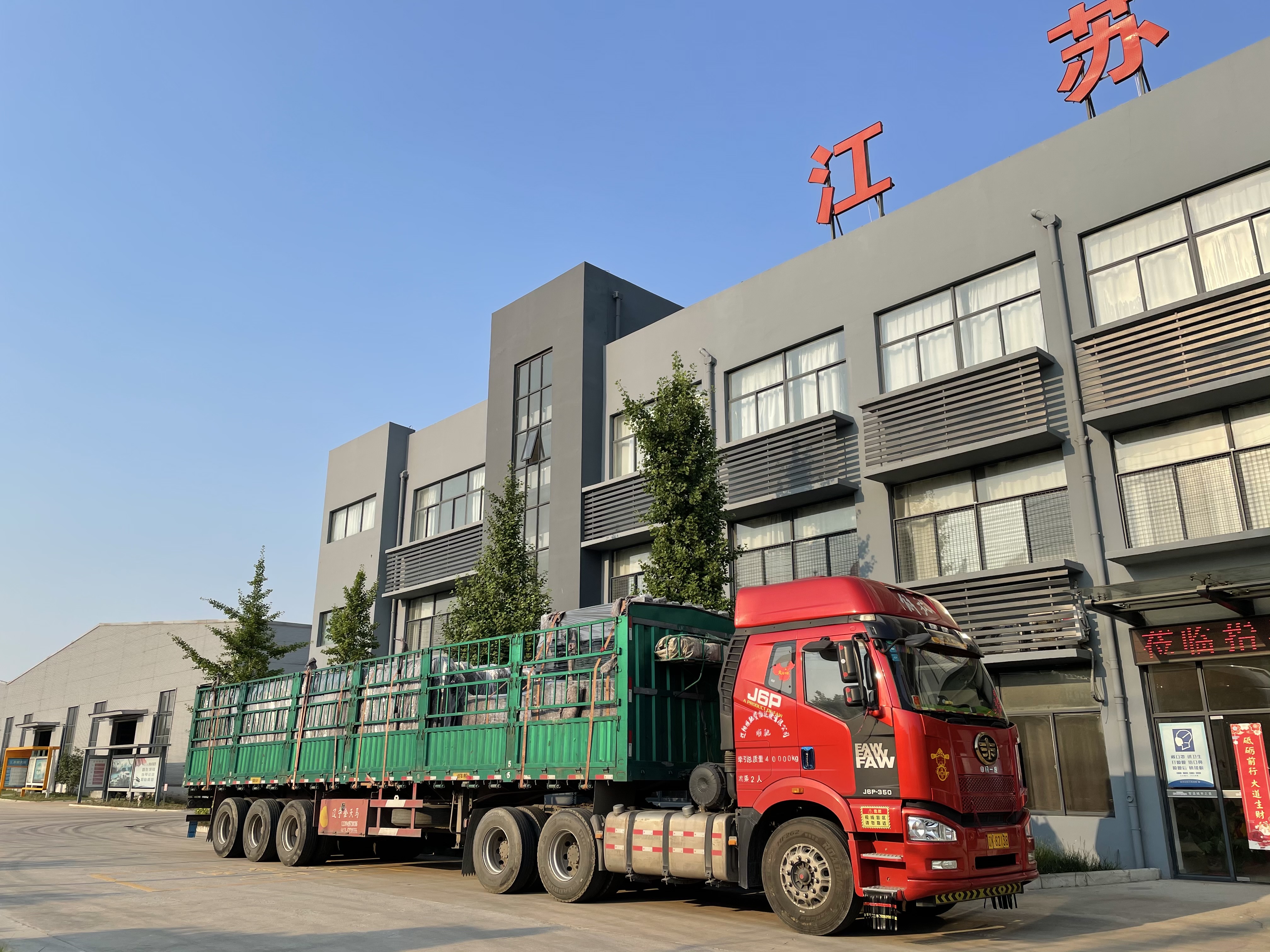 榮大公交候車(chē)亭遼寧發(fā)貨案例