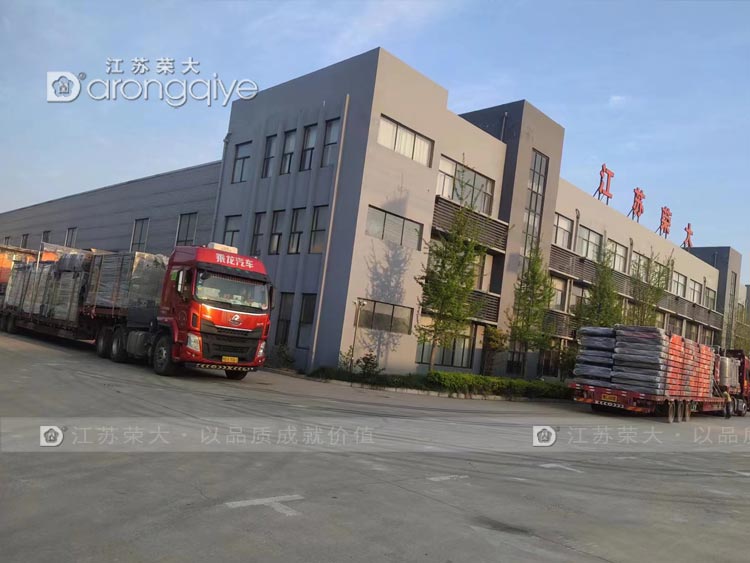 河南公交站臺兩車(chē)齊發(fā)