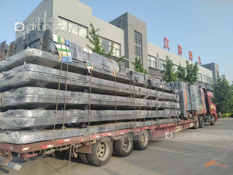 江蘇榮大智能公交站臺三車(chē)齊發(fā)配圖一