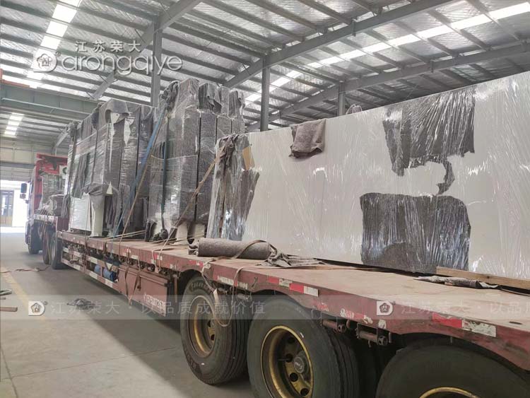 河南智能候車(chē)亭正在裝車(chē)